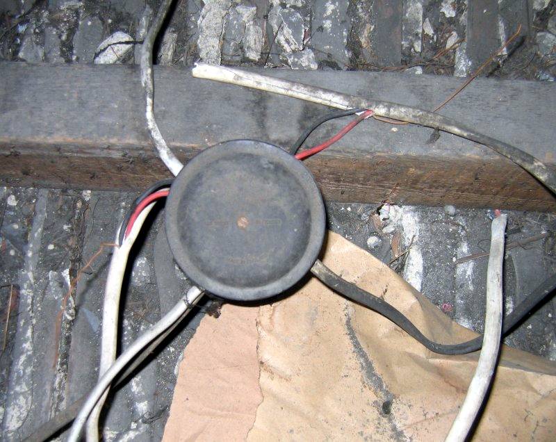 Junction box with the earths disconnected to prevent the fuse blowing on a live to earth fault