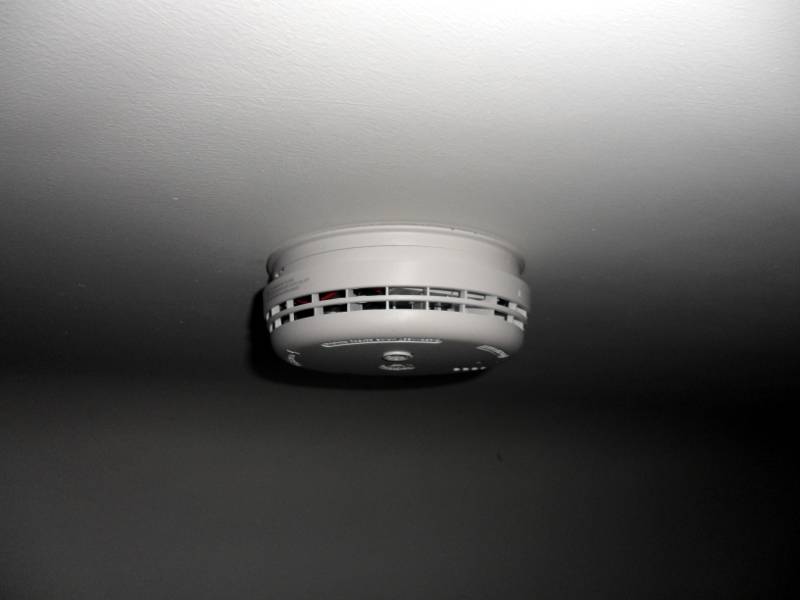 ceiling mounted mains powered with battery backup smoke alarm
